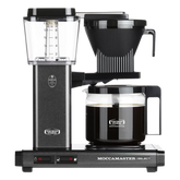De nieuwe Moccamaster KBG Select is geschikt voor het zetten van 4 tot 10 koppen koffie. Met de keuzeschakelaar kun je eenvoudig een volle of halve pot selecteren. Bij een halve pot is de doorstroomtijd langzamer, wat resulteert in een aromatische koffie met een volle smaak, ongeacht de hoeveelheid gezette koffie. Dit maakt de Moccamaster KBG Select de ideale koffiezetter voor zowel een volle pot als voor het zetten van minder kopjes koffie.